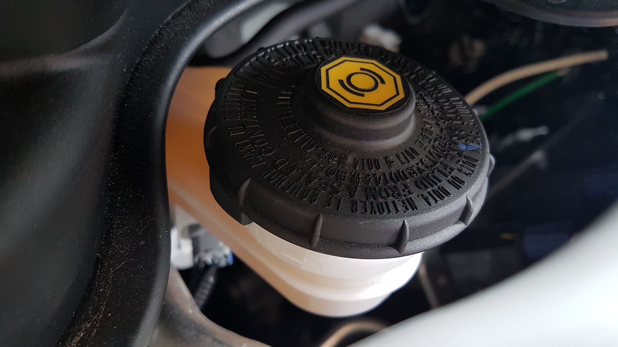 Pentingnya Memeriksa Kondisi Cairan Rem Mobil, Jika Berair Bisa Picu Rem Blong