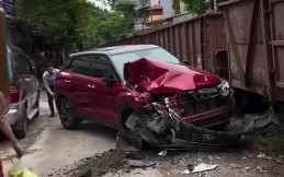 Akibat Parkir Sembarangan, Hyundai Creta Ditabrak Kereta Hingga Ringsek