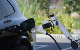 Geely Hadirkan Charger Ultra-Cepat, Isi Baterai Mobil Listrik Cuma 4 Menit