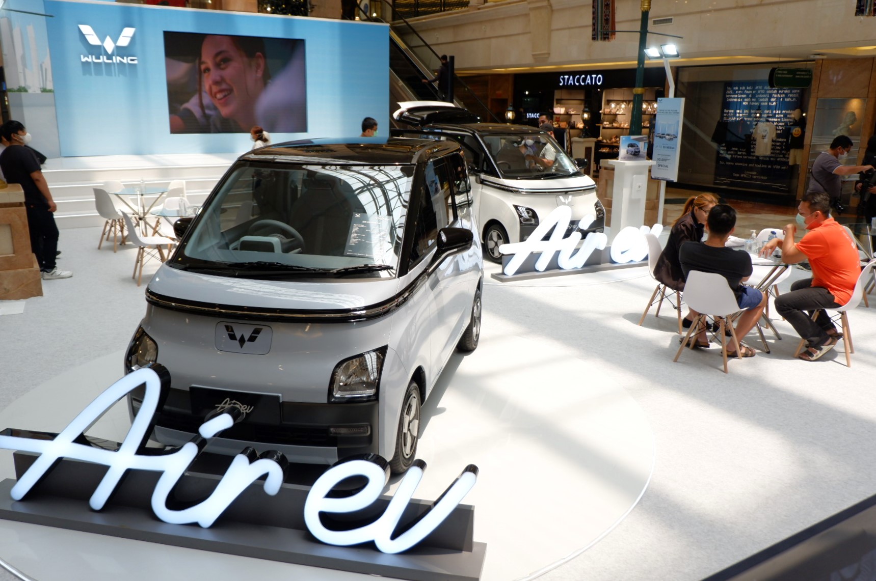 Wuling Air ev Tebar Pesona di Mall Puri Indah