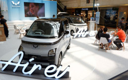 Wuling Air ev Tebar Pesona di Mall Puri Indah