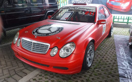 Intip Racikan Modifikasi Mobil Balap Jagoan Mercedes-Benz W211 Club Indonesia