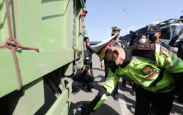 Menuju Indonesia Bebas ODOL, Polri Gelar Razia di Tol Jakarta - Merak
