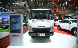 Isuzu Elf NMR Tunjukan Inovasi Kreativitas Tanpa Batas, dengan Layar LED di Belakang
