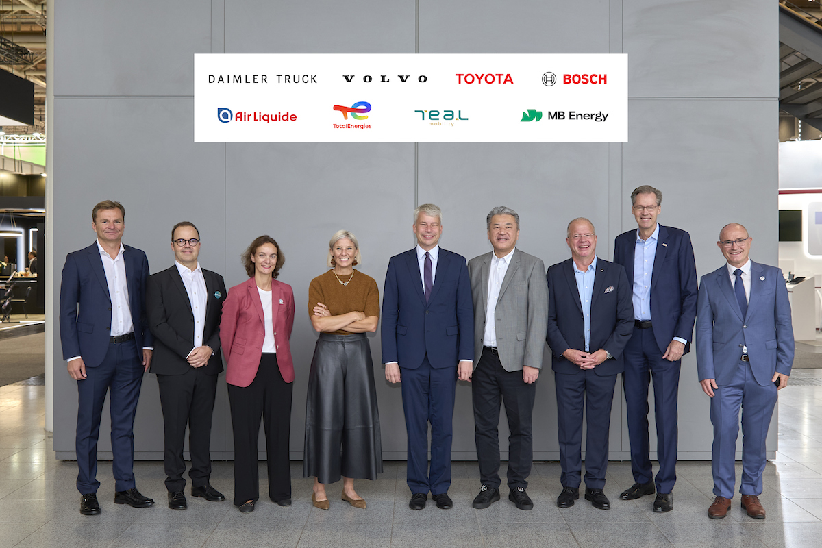 Konsorsium besar ini melibatkan nama-nama besar seperti Daimler Truck, Volvo Group, Toyota Motor Corporation, Bosch, Air Liquide, TotalEnergies, TEAL Mobility, dan MB Energy.