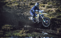 Motor Kompetisi Husqvarna Kini Tak Takut Malam