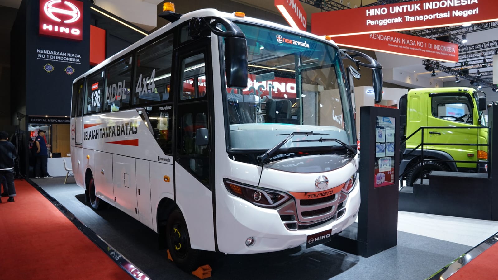 Hino Perkenalkan Bus 136 MDBL 4x4, Andal di Area Kebun dan Tambang