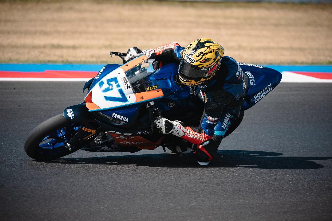 Pembalap Indonesia Berhasil Kumandangkan Indonesia Raya di Balap WorldSSP300