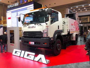 Isuzu Giga FVR Road Sweeper Memberikan Manfaat yang Lebih Luas 