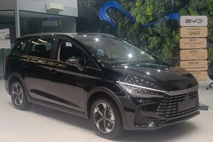 BYD M6 atau M6 DM? Simak Perbedaan Fitur, Desain dan Teknologi Penggeraknya