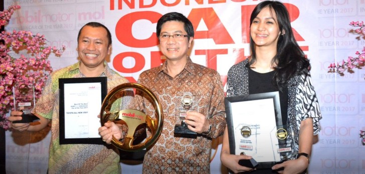 Vice President Director TAM, Henry Tanoto (tengah) saat menerima penghargaan di ajang Indonesia Car of The Year (ICOTY) 2017.