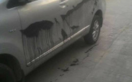 Parkir Sembarangan, Toyota Avanza Ini Disiram Cat Besi