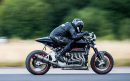 Eisenberg V8, Motor dengan Mesin V8 3.000cc