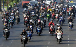 Saat Motor Bertemu Kendaraan Besar, Ini Cara Amannya!