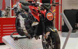 MV Agusta Brutale 800 Mejeng di Booth NGK, Ada Apa Ya?