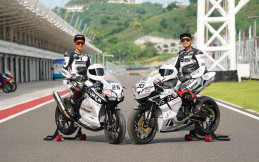 Lawan Tim Pabrikan, Dimas Ekky dan Gerry Salim Rebut Piala di Masing-masing Kelas Balap