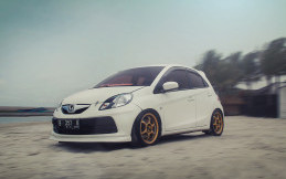 Honda Brio Satya Ini Mobil Balap, Terkena Virus Kontes