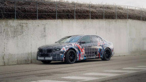 BMW M Menggoda Penggemar dengan Mobil Listrik M3 Terbaru