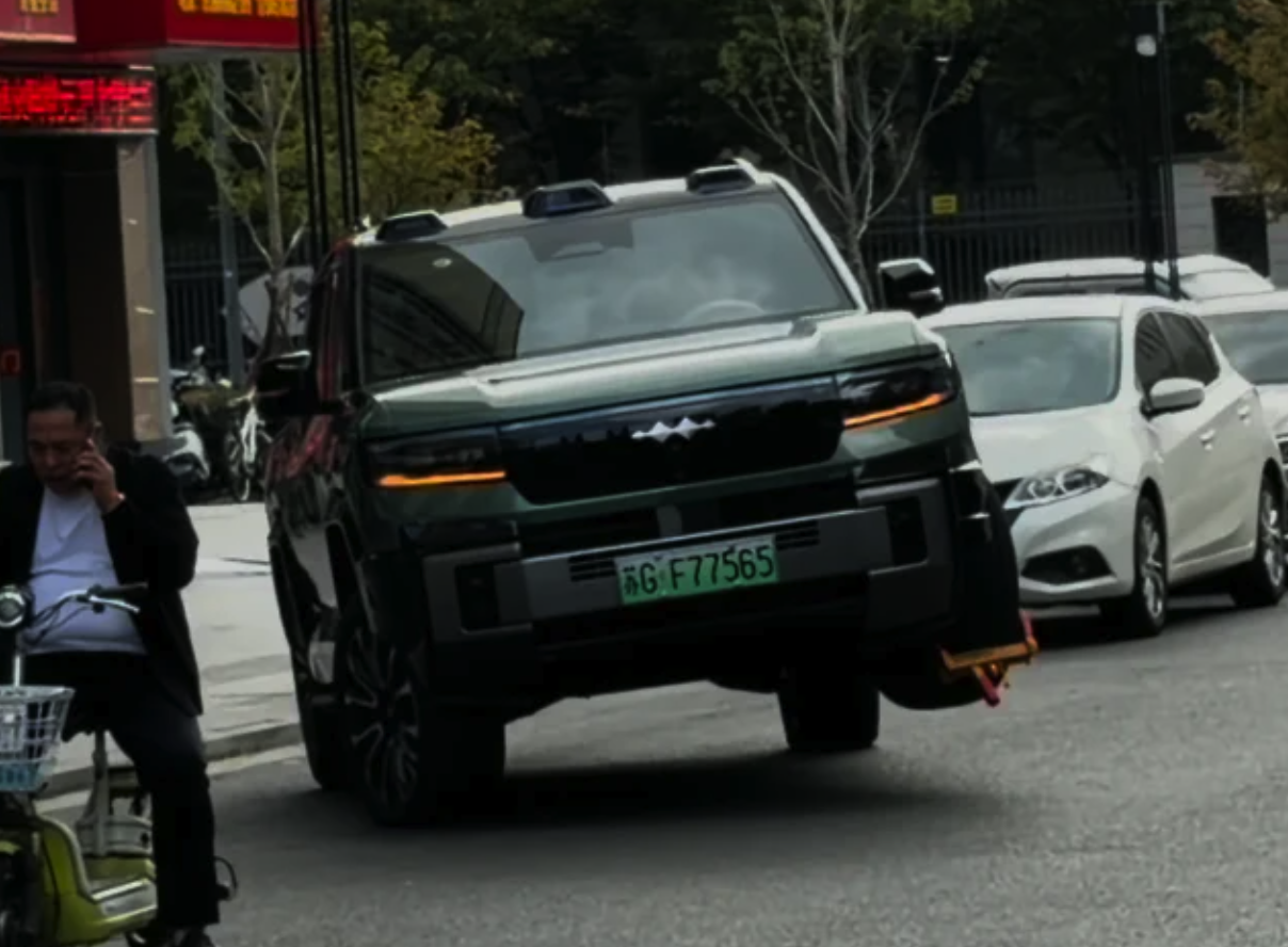 BYD Fang Cheng Bao Bao 8 Pamer Kemampuan, Bisa Jalan Sembari Angkat Satu Roda