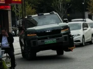 BYD Fang Cheng Bao Bao 8 Pamer Kemampuan, Bisa Jalan Sembari Angkat Satu Roda