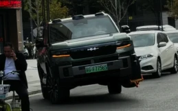BYD Fang Cheng Bao Bao 8 Pamer Kemampuan, Bisa Jalan Sembari Angkat Satu Roda
