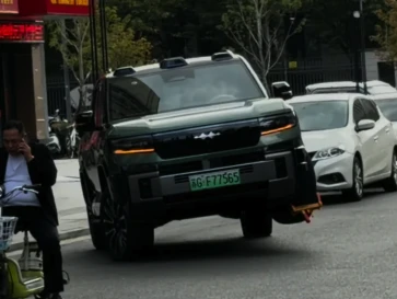 BYD Fang Cheng Bao Bao 8 Pamer Kemampuan, Bisa Jalan Sembari Angkat Satu Roda