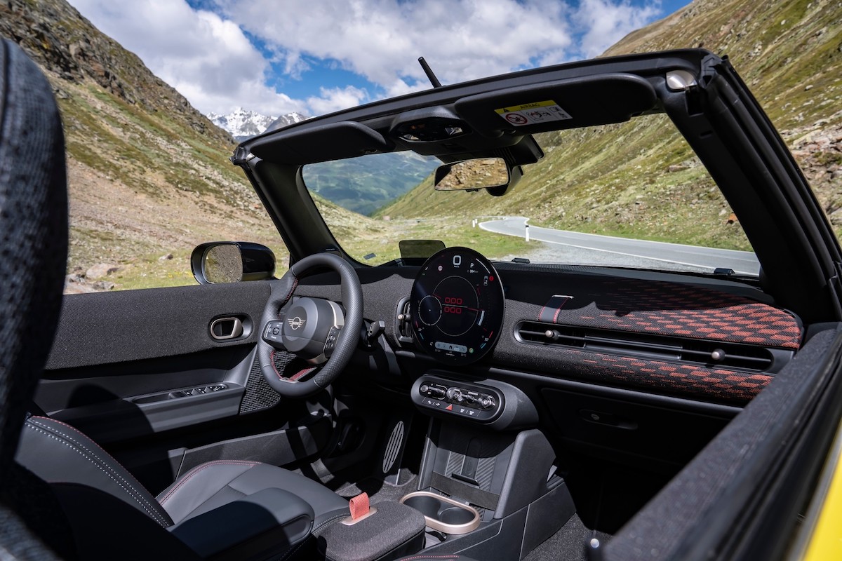 MINI JCW Convertible Hadir dalam Pilihan Warna Sunny Side Yellow
