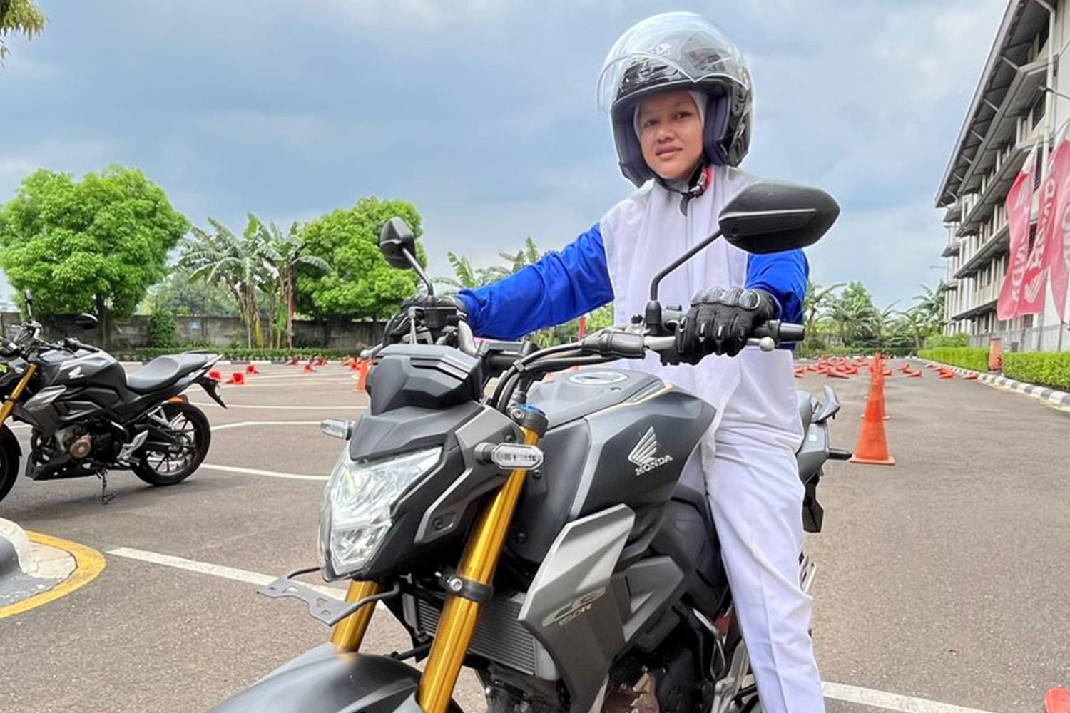 Saatnya Lady Bikers Kartini Paham Safety Riding di Jalan Raya
