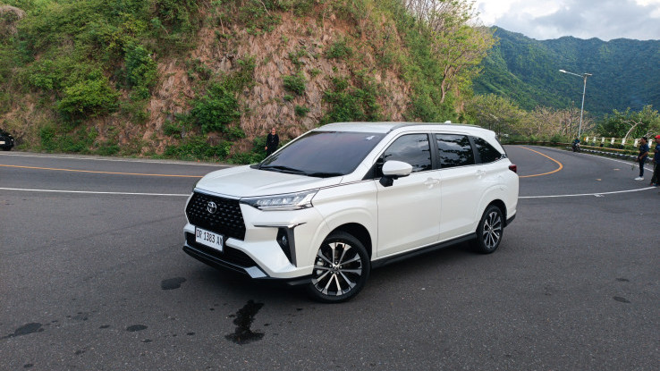 Mencoba Langsung Kendaraan Toyota Hybrid, Khususnya Veloz 