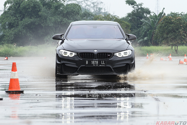 Bahaya Air Hujan Terhadap Cat Mobil, Begini Cara Mengatasinya