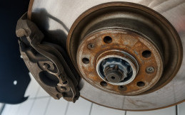 Waspada Pemakaian Saat Liburan, Ini Cara Deteksi Kampas Rem Mobil yang Aus