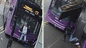 Aneh, Tertabrak Bus Tingkat Pria Ini Hanya Luka Minor
