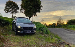 Nikmati Senja di Pegunungan Bersama Mazda CX-30