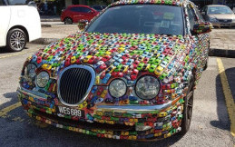 Jaguar S-Type Tampil Unik dengan Balutan 1.000 Diecast