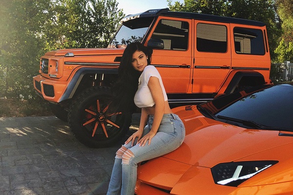 Si Seksi Kylie Jenner Pamer Mercedes-Benz G550