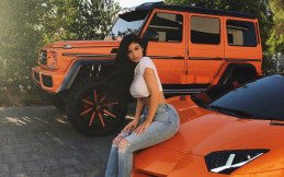 Si Seksi Kylie Jenner Pamer Mercedes-Benz G550