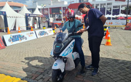 484 Pengunjung Jajal Motor Listrik Yamaha Selama IIMS 2203