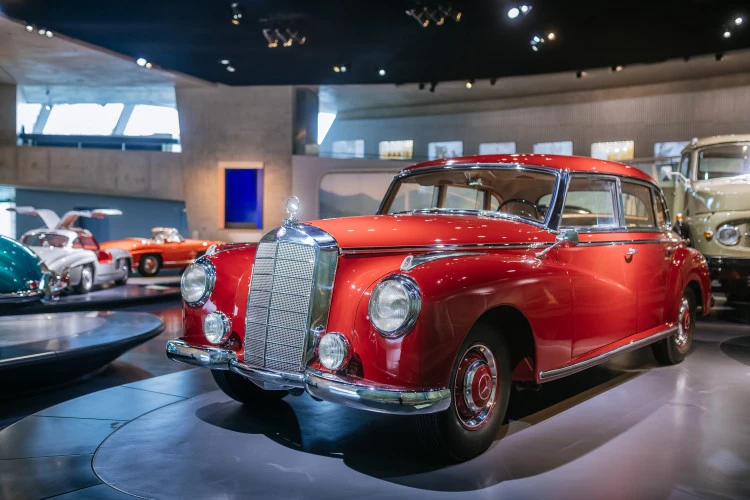 75 Tahun Mercedes-Benz 300, Simbol Kemewahan dan Prestise Dunia