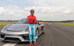 Gunakan Porsche 718 Spyder, Chloe Chambers Cetak Rekor Dunia