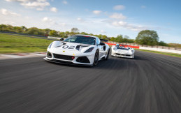 Lotus Emira GT4 Ajak Pemesannya Keliling Sirkuit Hethel