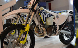 Keren! Husqvarna Tampilkan Motor Trail 2-Tak Berteknologi Injeksi