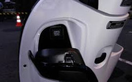 Cara Isi Ulang Baterai Ponsel di Motor yang Wajib Anda Ketahui