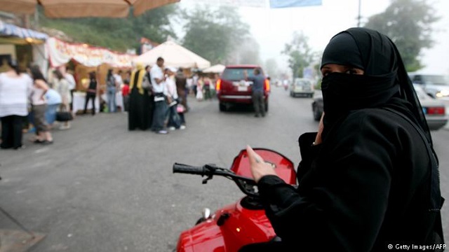 Mulai Juni 2018 Wanita Arab Saudi Bisa Mengendarai Motor 
