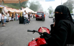 Mulai Juni 2018 Wanita Arab Saudi Bisa Mengendarai Motor 