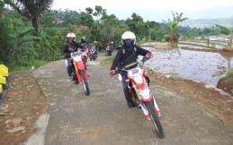 Puluhan Biker Jajal Ketangguhan Honda CRF150 sambil Kamping