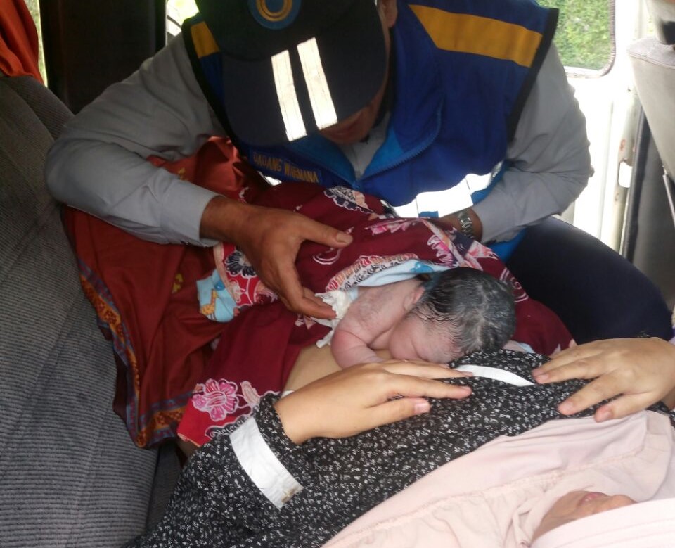 Seorang Bayi Perempuan Lahir di KM 101 Tol Purbaleunyi