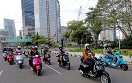 Rangkul Komunitas, Piaggio Indonesia Gelar Vespa Batik Ride