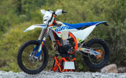 KTM Rilis Motor Enduro 6DAYS 2026, Hadirkan Pembaruan Teknis dan Tampilan Balap