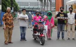 Keren, Kampus Ini Bagi-bagi Masker Pakai Motor Listik UBL CEV01 