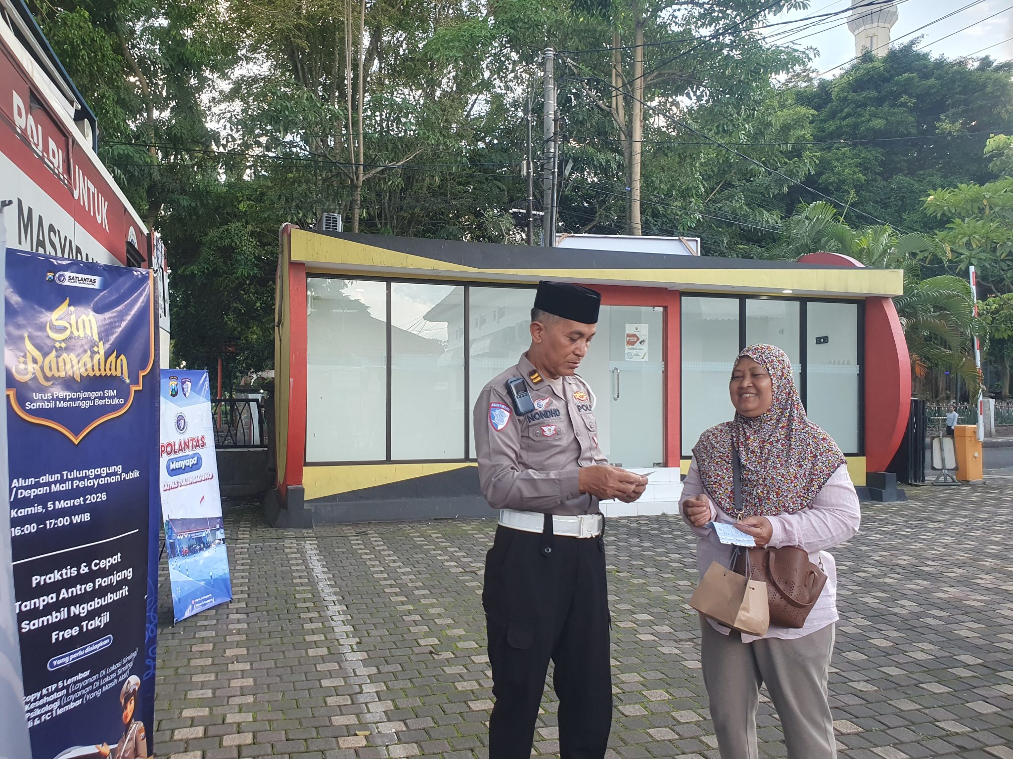 Tunggu Waktu Berbuka, Masyarakat Perpanjang SIM Sambil Ngabuburit